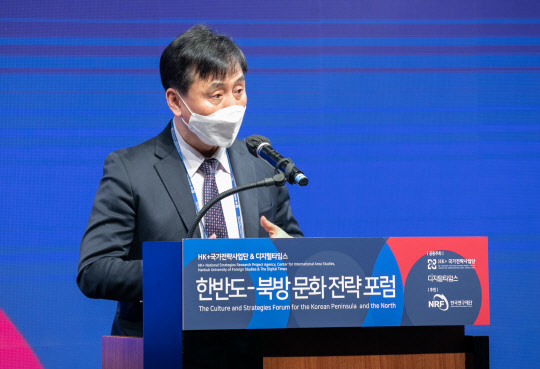 한국외국어대학교 국제지역연구센터 HK+국가전략사업단과 디지털타임스 주최로 8일 서울 신라호텔 영빈관에서 '한반도-북방 문화전략포럼'이 열렸다. 이날 '라운드테이블1 : 문화'에서 김성인 한국국제교류재단 교류이사 겸 중앙아협력포럼사무국장이 기조발제를 하고 있다. 특별취재팀